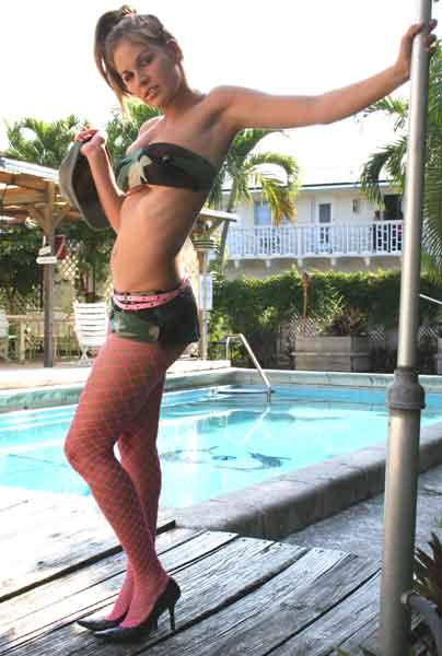 Diamond net tights or fence net pantyhose available in a choice of 45 colors.