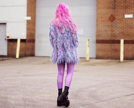 How To Wear Color Fishnets Socks Streetstyle 