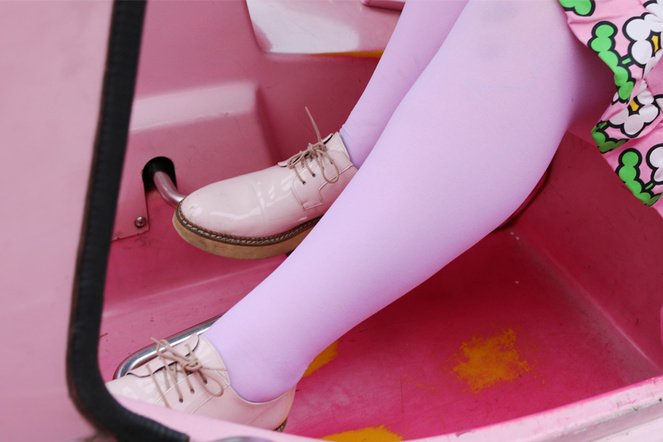 color-Psychology-pastel-pink-tights-